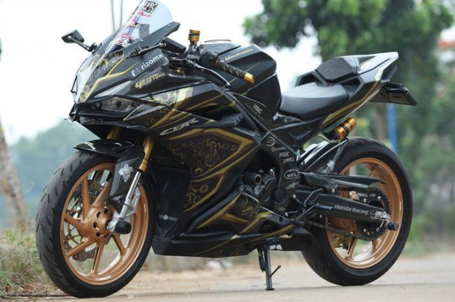 Honda cbr250rr khủng long con sành điệu bên đồ hiệu