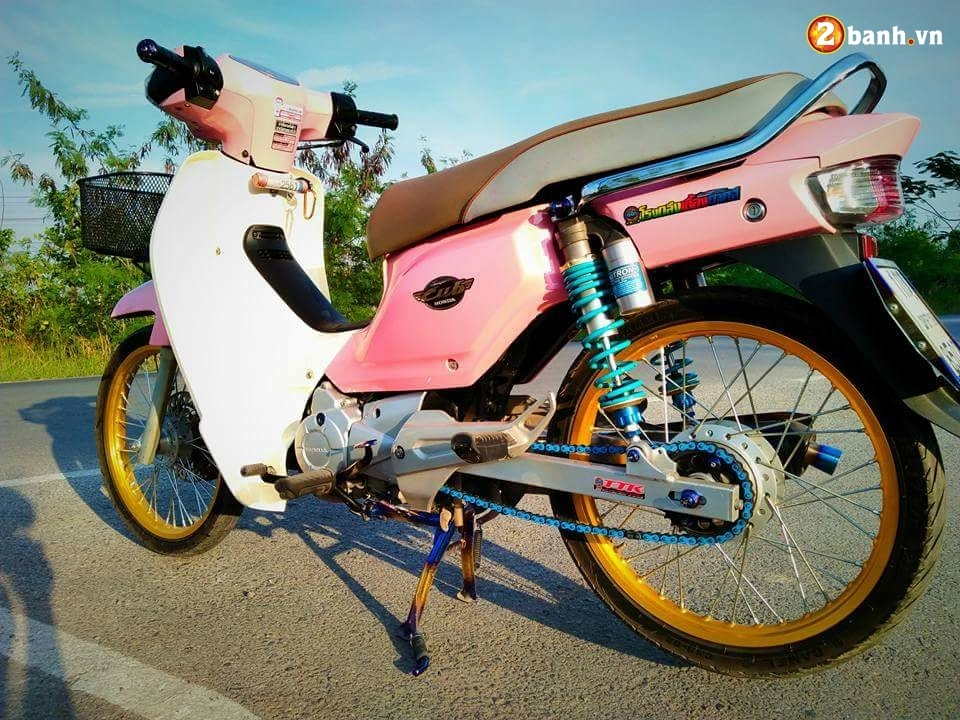 Honda cub fi độ cá tính với tone màu hồng đầy nổi bật