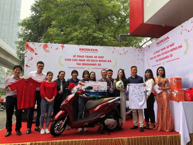 Honda hoàn tất bàn giao xe cho đội tuyển nữ và u-22 việt nam sau chiến thắng tại seagames 30