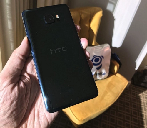 Htc u ultra xuất hiện trước giờ ra mắt