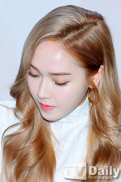 Jessica snsd bị dìm hàng nhan sắc vì lỗi trang điểm mặt trắng cổ tay đen