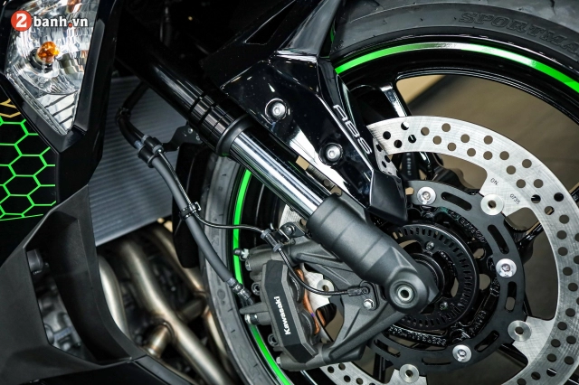 Kawasaki ninja zx-25r và yamaha r3 trên bàn cân thông số