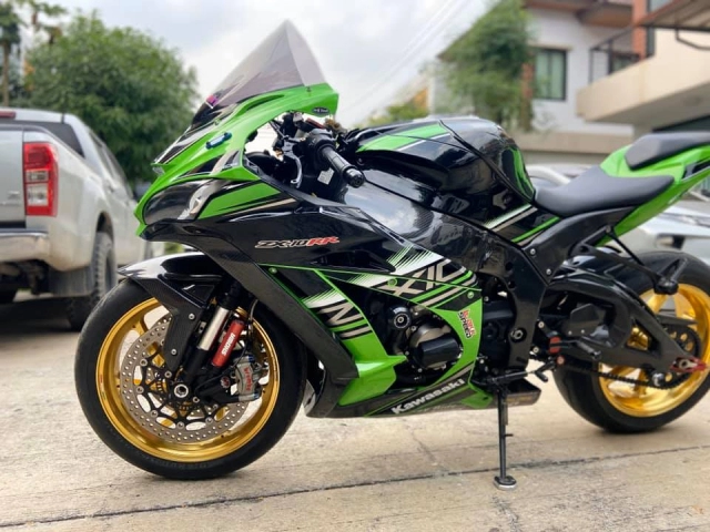 Kawasaki zx-10r độ mê hoặc với gói trang bị hàng hiệu