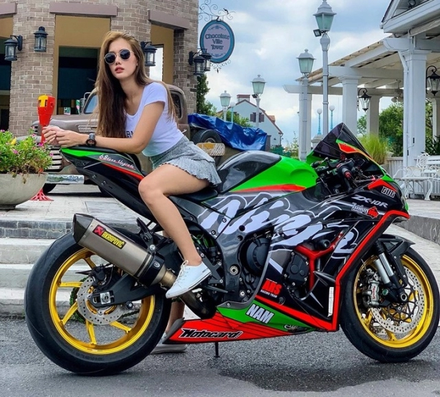 Kawasaki zx-10r độ mê hồn đọ dáng cùng nữ chủ yêu kiều