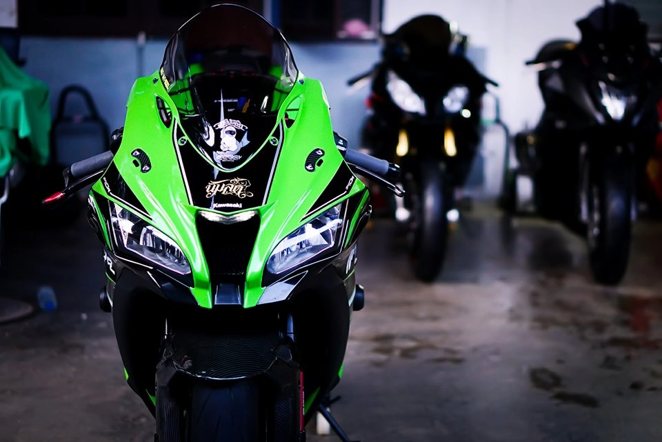 Kawasaki zx-10r độ tuyệt đối với vẻ ngoài sành điệu như phiên bản đường đua