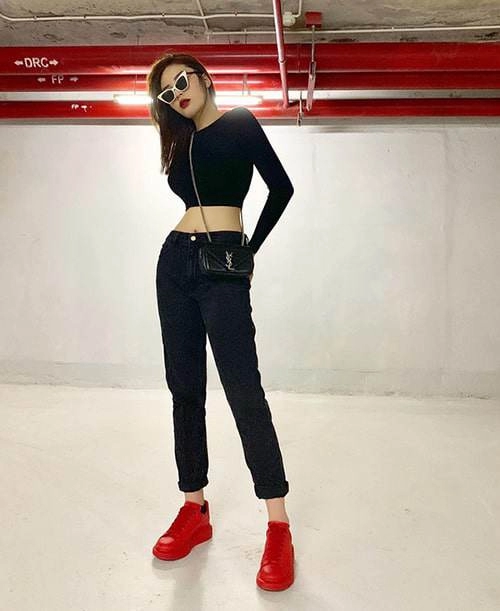 Khi các nàng hậu vbiz cùng diện croptop khoe eo ai sẽ thắng giải phối đồ sành điệu nhất