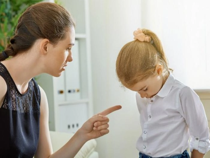 Khi con cái làm cha mẹ tức giận cha mẹ nên trấn an trước hay để con tự nhận lỗi trước
