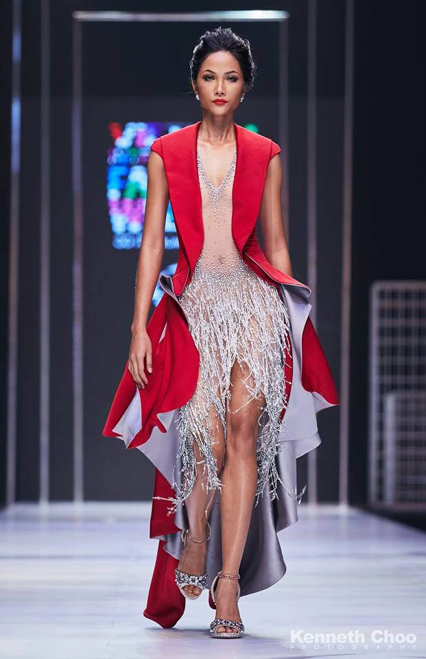 Khi còn là người mẫu hoa hậu h hen niê đã có màn catwalk đỉnh cao dù giày quá rộng