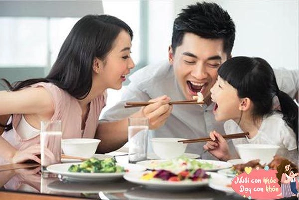 Khoa học chứng minh chồng muốn dạy con tốt trước hết phải thực sự yêu vợ thể hiện tình cảm với vợ mỗi ngày