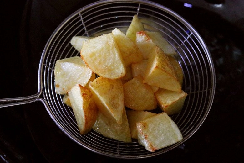 Khoai tây chiên mãi cũng chán đem om coca kiểu này được món nhâm nhi đã miệng cuối tuần