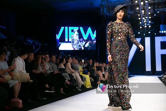 Khoảnh khắc đáng nhớ đôi bạn thân thanh hằng hồ ngọc hà nắm chặt tay nhau catwalk