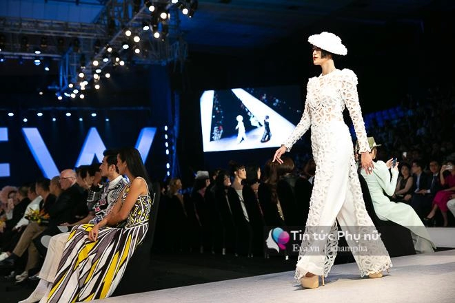 Khoảnh khắc đáng nhớ đôi bạn thân thanh hằng hồ ngọc hà nắm chặt tay nhau catwalk