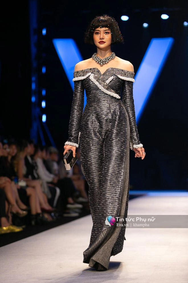 Khoảnh khắc đáng nhớ đôi bạn thân thanh hằng hồ ngọc hà nắm chặt tay nhau catwalk