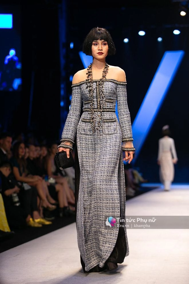 Khoảnh khắc đáng nhớ đôi bạn thân thanh hằng hồ ngọc hà nắm chặt tay nhau catwalk