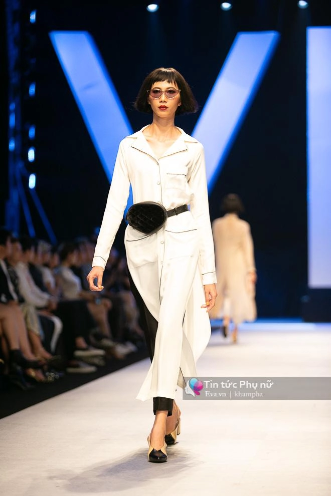 Khoảnh khắc đáng nhớ đôi bạn thân thanh hằng hồ ngọc hà nắm chặt tay nhau catwalk