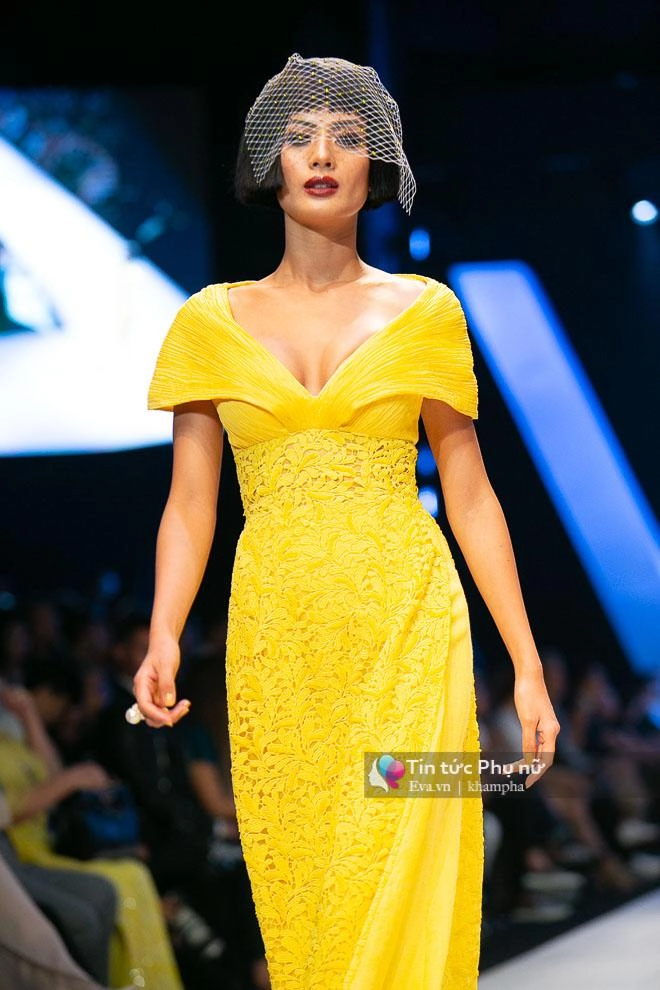 Khoảnh khắc đáng nhớ đôi bạn thân thanh hằng hồ ngọc hà nắm chặt tay nhau catwalk