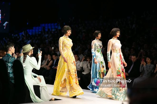 Khoảnh khắc đáng nhớ đôi bạn thân thanh hằng hồ ngọc hà nắm chặt tay nhau catwalk