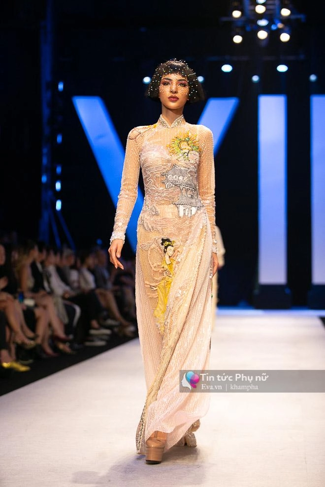 Khoảnh khắc đáng nhớ đôi bạn thân thanh hằng hồ ngọc hà nắm chặt tay nhau catwalk