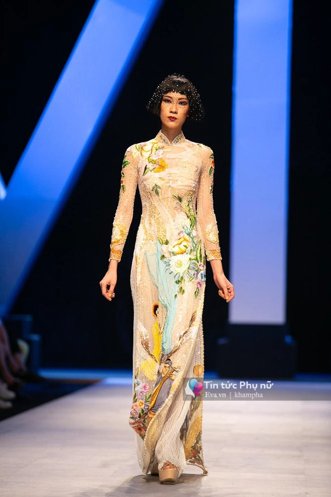 Khoảnh khắc đáng nhớ đôi bạn thân thanh hằng hồ ngọc hà nắm chặt tay nhau catwalk