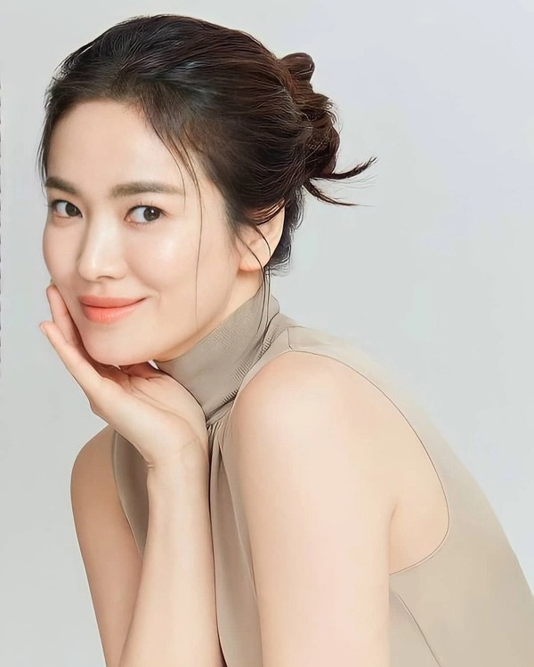 Khoe vòng một đẫy đà trên bìa tạp chí song hye kyo vẫn bị chê trang phục