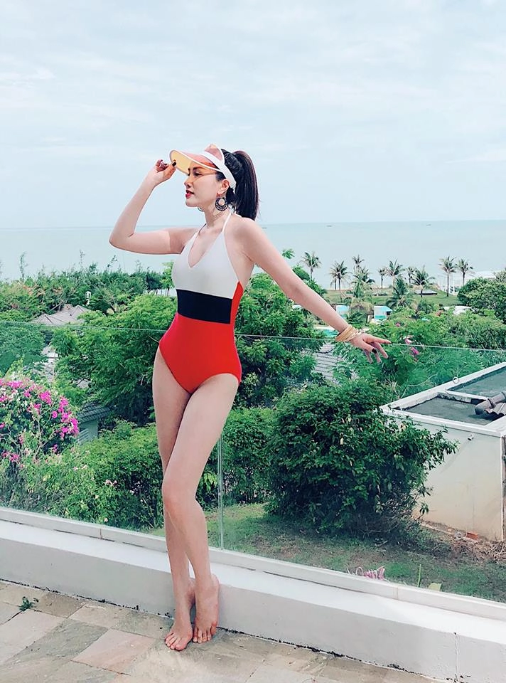 Không ai như bảo thy người ta đi biển phải khoe sắc với bikini còn cô nàng thì