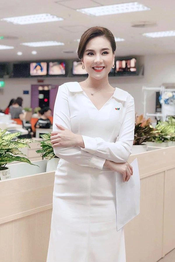 Không cần sexy hở bạo biên tập viên xinh đẹp của vtv vẫn ghi điểm tuyệt đối nhờ điều này