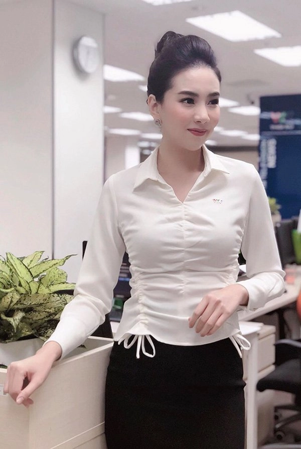 Không cần sexy hở bạo biên tập viên xinh đẹp của vtv vẫn ghi điểm tuyệt đối nhờ điều này