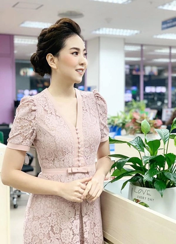 Không cần sexy hở bạo biên tập viên xinh đẹp của vtv vẫn ghi điểm tuyệt đối nhờ điều này