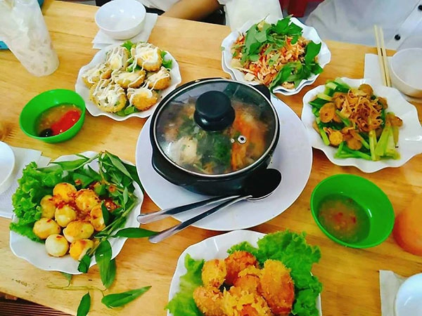 Không ngờ chủ nhân nồi canh cải nhuận tràng gây cười là anh chồng đảm việc bếp thích trêu vợ