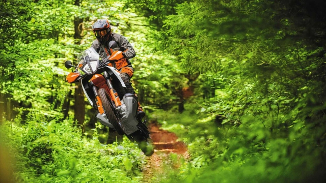 Ktm 890 adventure r 2023 sở hữu gói đồ họa mới táo bạo hơn