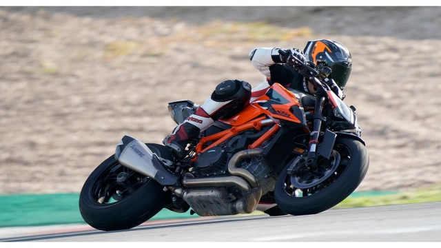 Ktm đang triệu hồi tất cả 1290 super duke r vì lỗi dây điện phía sau