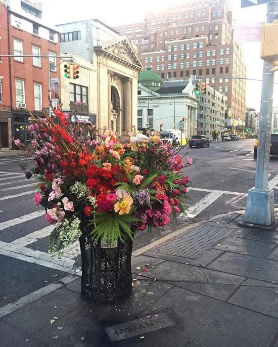 Lạ lùng thùng rác đẹp hơn cả bình hoa trong tiệm giữa đường phố new york