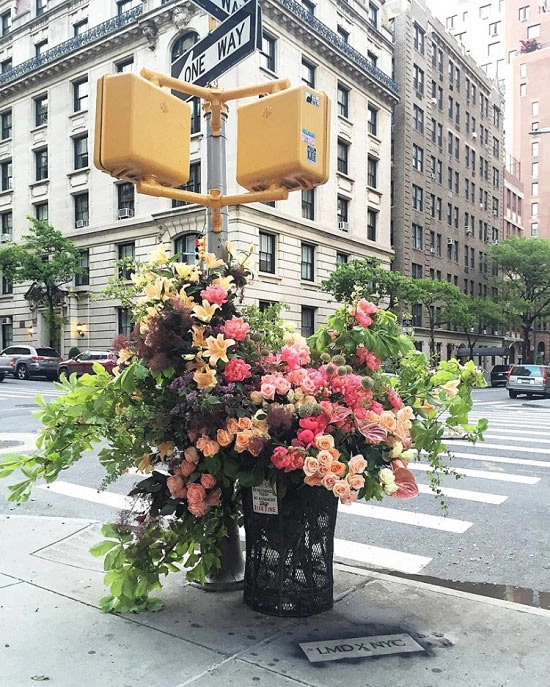 Lạ lùng thùng rác đẹp hơn cả bình hoa trong tiệm giữa đường phố new york