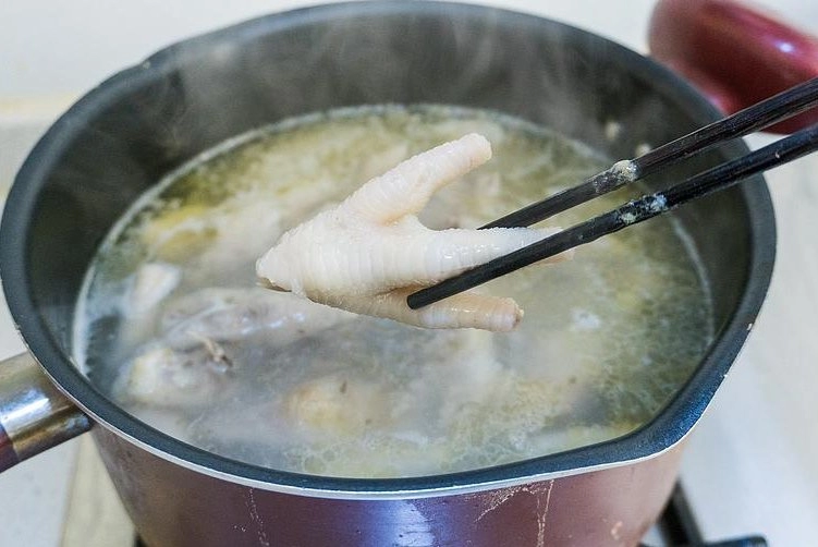 Làm chân gà ngâm giấm luộc với nước sôi hay lạnh nhiều người chế biến sai bảo sao không giòn