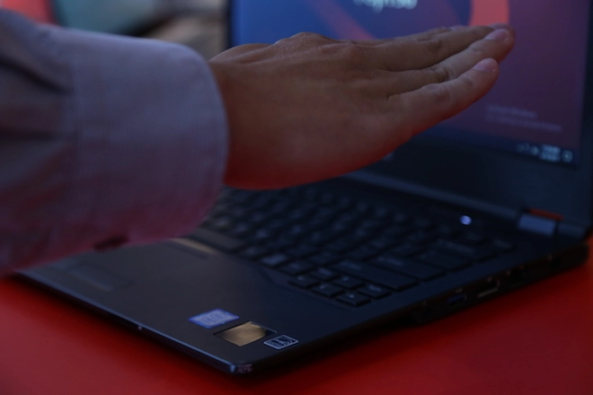 Laptop bảo mật bằng tĩnh mạch lòng bàn tay giá từ 33 triệu đồng