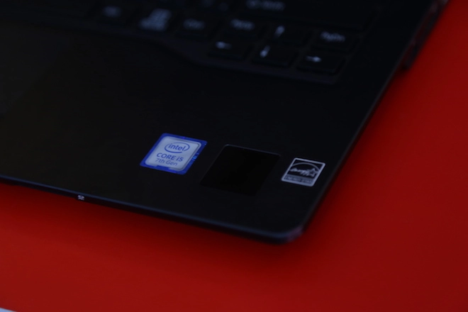 Laptop bảo mật bằng tĩnh mạch lòng bàn tay giá từ 33 triệu đồng