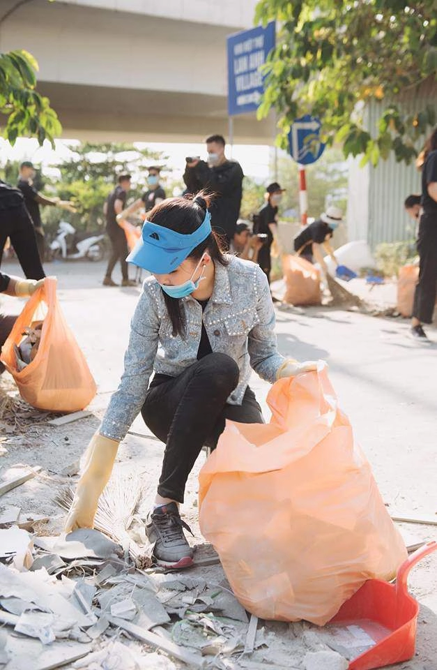 Lê âu ngân anh mặc áo 10 triệu đồng trang điểm tươi hồng khi đi nhặt rác