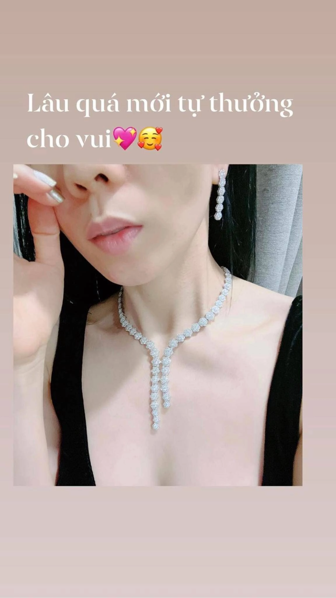 Lệ quyên khoe kim cương lấp lánh cũng chưa hot bằng set đồ tập ôm sát hình thể