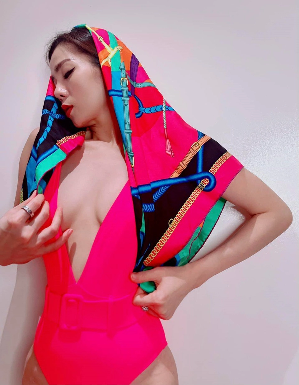 Lệ quyên khoe kim cương lấp lánh cũng chưa hot bằng set đồ tập ôm sát hình thể