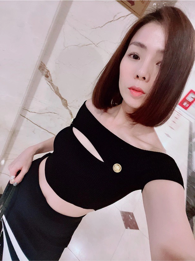 Lệ quyên khoe kim cương lấp lánh cũng chưa hot bằng set đồ tập ôm sát hình thể