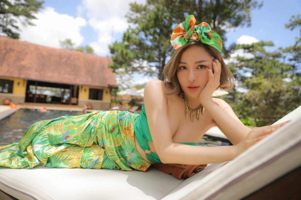 Lên núi ở ẩn hotgirl trâm anh ăn vận kín như bưng trái ngược hẳn style táo bạo một thời