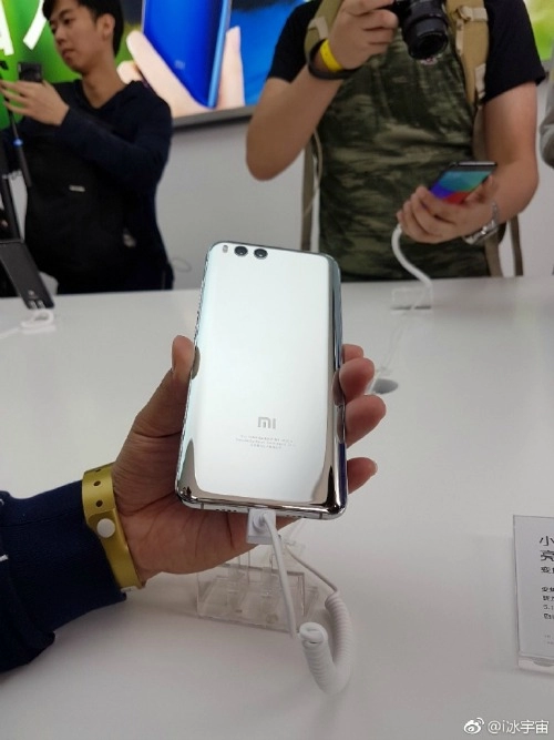 Lóa mắt phiên bản xiaomi mi 6 màu bạc chưa từng được lên kệ