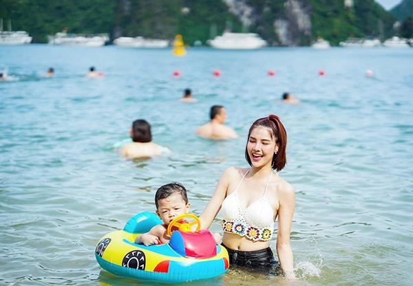 Mặc kiểu tóc bị soi bắt chước tình cũ của chồng kỳ hân vô tư khoe hình diện bikini sexy