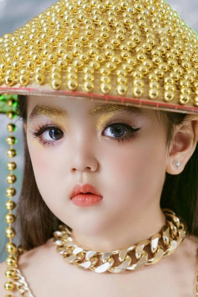 Mẫu nhí 4 tuổi thu nhập 30-50 triệutháng mẹ bé lên tiếng khi cđm e ngại make-up hư da