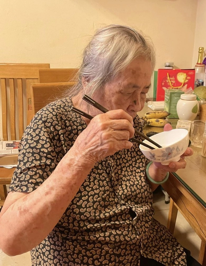 Mẹ ruột nsnd lan hương 90 tuổi vẫn lọ mọ nấu cho con gái món dân dã bạn gái chí trung muốn xin ngay 1 bát
