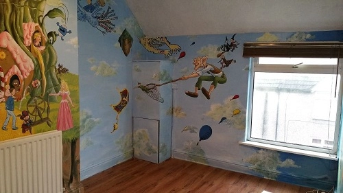 Mẹ tự tay vẽ hình 90 truyện cổ tích lên tường phòng để con đam mê đọc sách