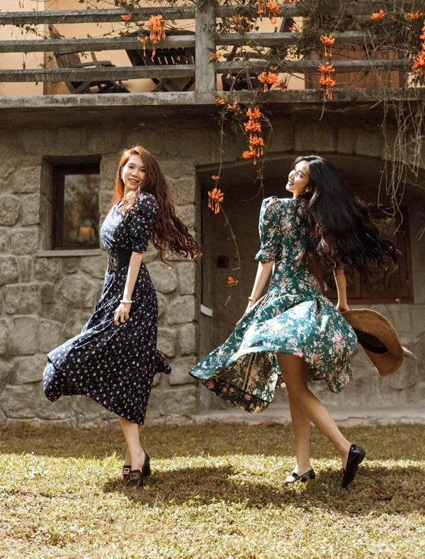 Minh hà và em gái đọ sắc với váy xanh tím trendy giá chỉ vài trăm ngàn
