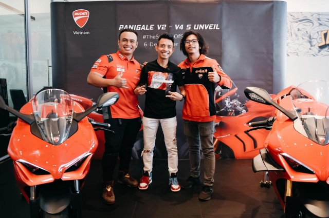 Minh nhựa xuất hiện ở buổi ra mắt panigale v2 và v4 s nhưng chốt mua bản cao cấp hơn