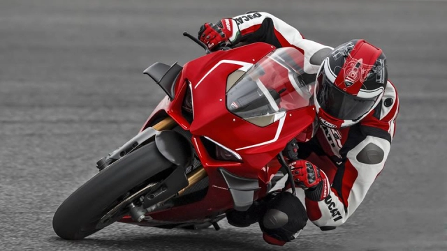 Minh nhựa xuất hiện ở buổi ra mắt panigale v2 và v4 s nhưng chốt mua bản cao cấp hơn