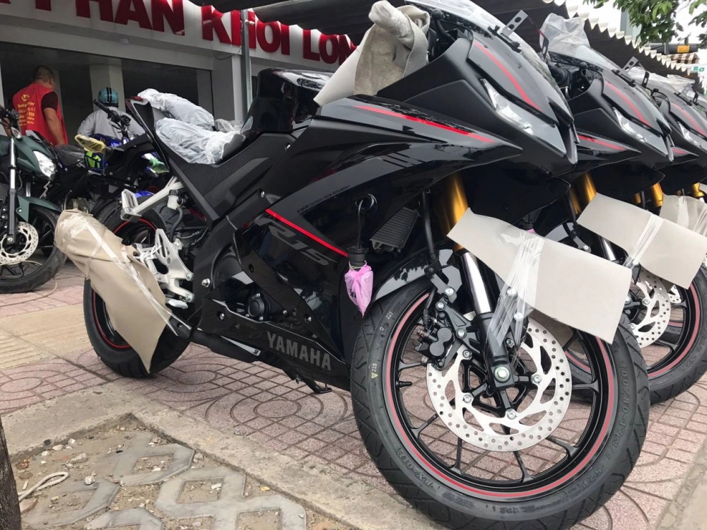 Mua yamaha r15 v3 tặng voucher 5tr cùng giá cực sốc chỉ còn 77 triệu đồng